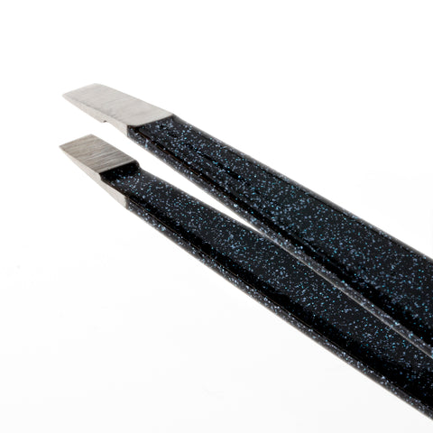 Nahaufnahme einer TWEEZERMAN schrägen Pinzette in schwarz aus rostfreiem Edelstahl mit handgeschliffenen Spitzen.