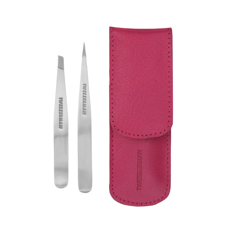 TWEEZERMAN Petite schräge und spitze Pinzette in silber aus rostfreiem Edelstahl mit pinkem Etui.
