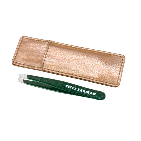 TWEEZERMAN Mini Tweezer Set mit schräger Pinzette in grün und rose goldenem Etui.