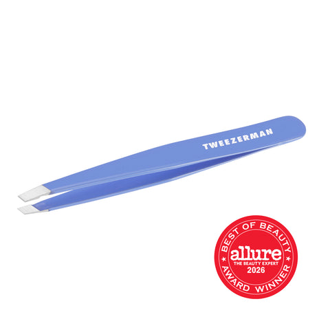 TWEEZERMAN schräge Pinzette in blau aus rostfreiem Edelstahl mit handgeschliffenen Spitzen.