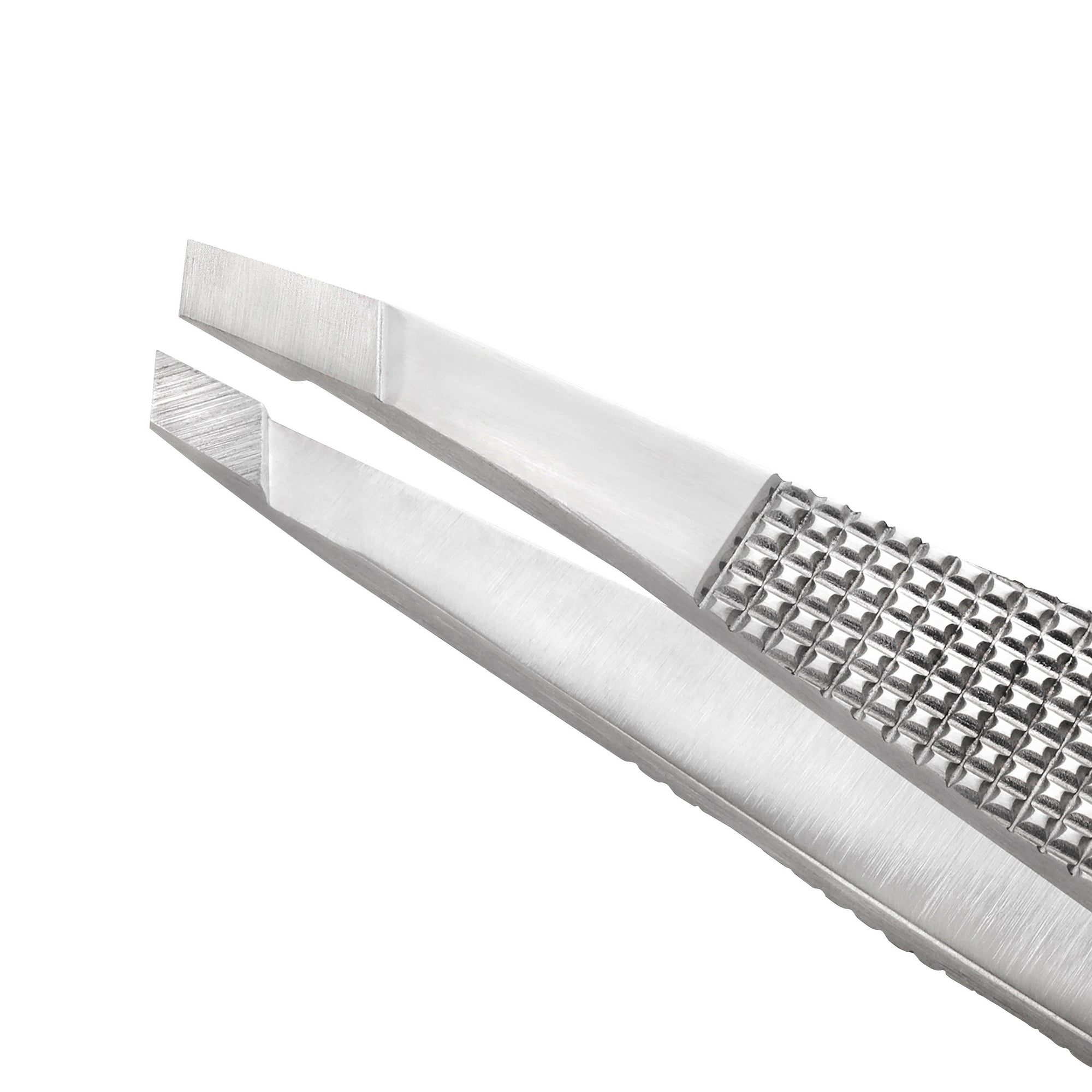 Nahaufnahmen der Spitzen einer TWEEZERMAN schrägen Pinzette in silber aus rostfreiem Edelstahl und widegrip Fläche.