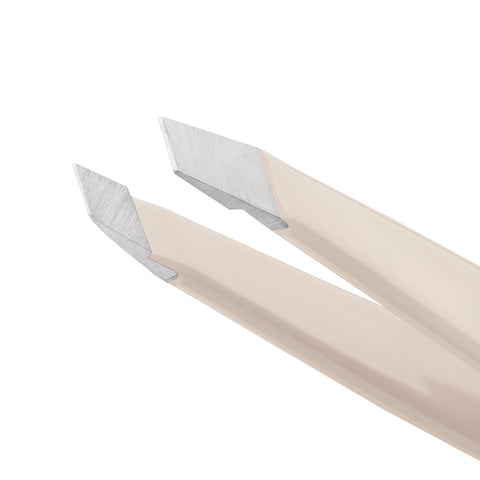 Nahaufnahme der Spitzen einer TWEEZERMAN Mini schrägen Pinzette in beige aus rostfreiem Edelstahl mit handgeschliffenen Spitzen.
