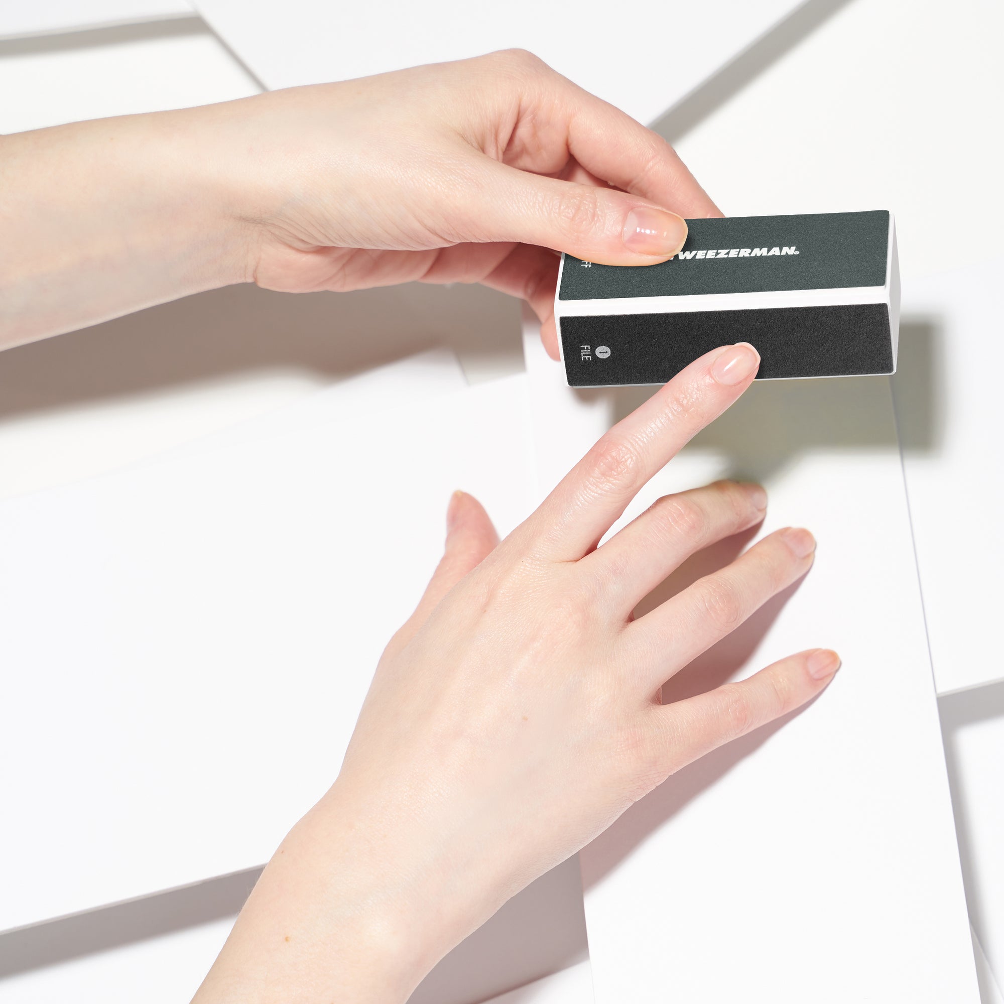 Anwendung eines TWEEZERMAN Nagelpolierblocks an dem rechten Zeigefinger mit der &quot;FILE&quot; Seite.