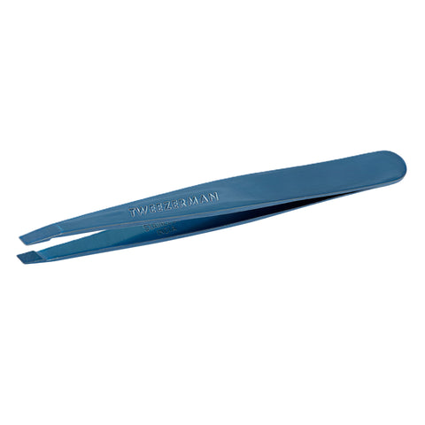 TWEEZERMAN schräge Pinzette in blau aus rostfreiem Edelstahl mit handgeschliffenen Spitzen.