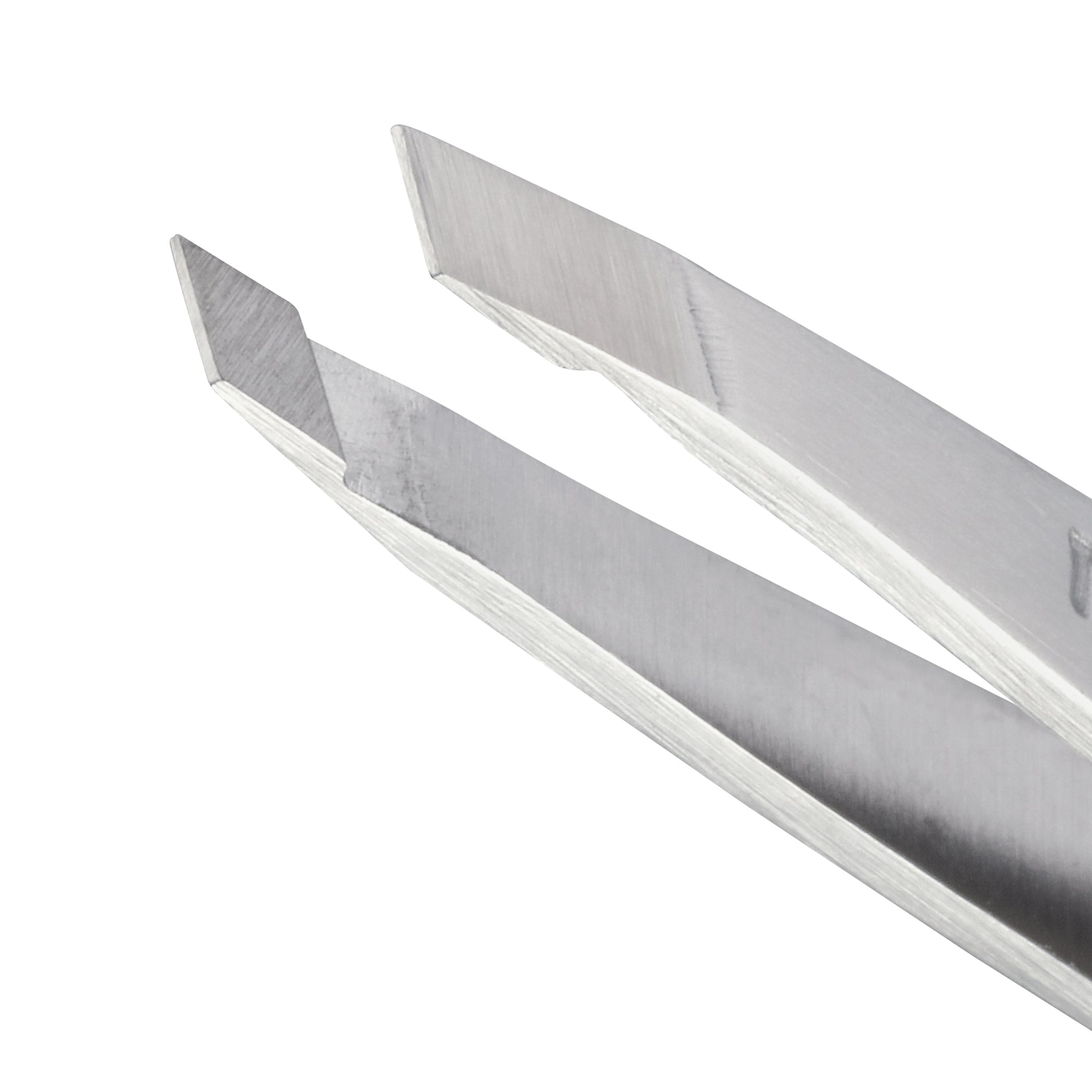 Nahaufnahme der Spitzen einer TWEEZERMAN Mini schrägen Pinzette in silber aus rostfreiem Edelstahl.