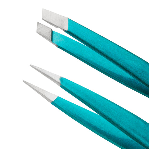 Nahaufnahme der TWEEZERMAN Micro Mini spitzen und schrägen Pinzetten in grün aus rostfreiem Edelstahl .