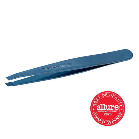 TWEEZERMAN schräge Pinzette in blau aus rostfreiem Edelstahl mit handgeschliffenen Spitzen.