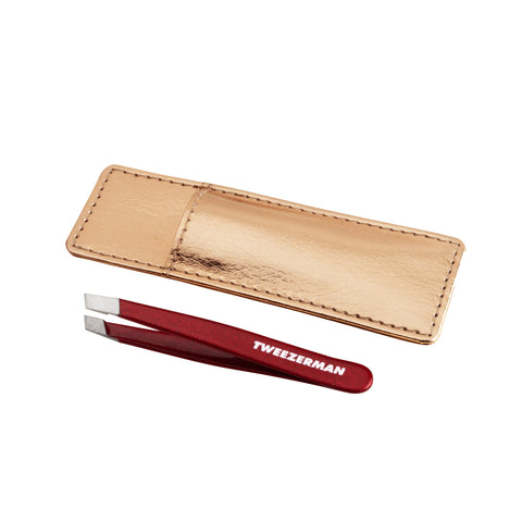 TWEEZERMAN Schräge Mini Pinzette in Dunkeltrot mit goldfarbenen Etui.