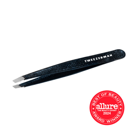 TWEEZERMAN schräge Pinzette in schwarz aus rostfreiem Edelstahl mit handgeschliffenen Spitzen.