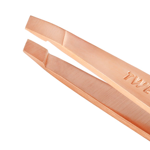 Nahaufnahme einer TWEEZERMAN Mini schrägen Pinzette in rose gold aus rostfreiem Edelstahl mit handgeschliffenen Spitzen.