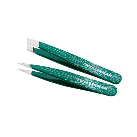 TWEEZERMAN spitze und schräge Pinzette in grün aus rostfreiem Edelstahl mit handgeschliffenen Spitzen.