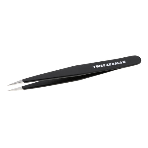 TWEEZERMAN spitze Pinzette in schwarz aus rostfreiem Edelstahl mit handgeschliffenen Spitzen.