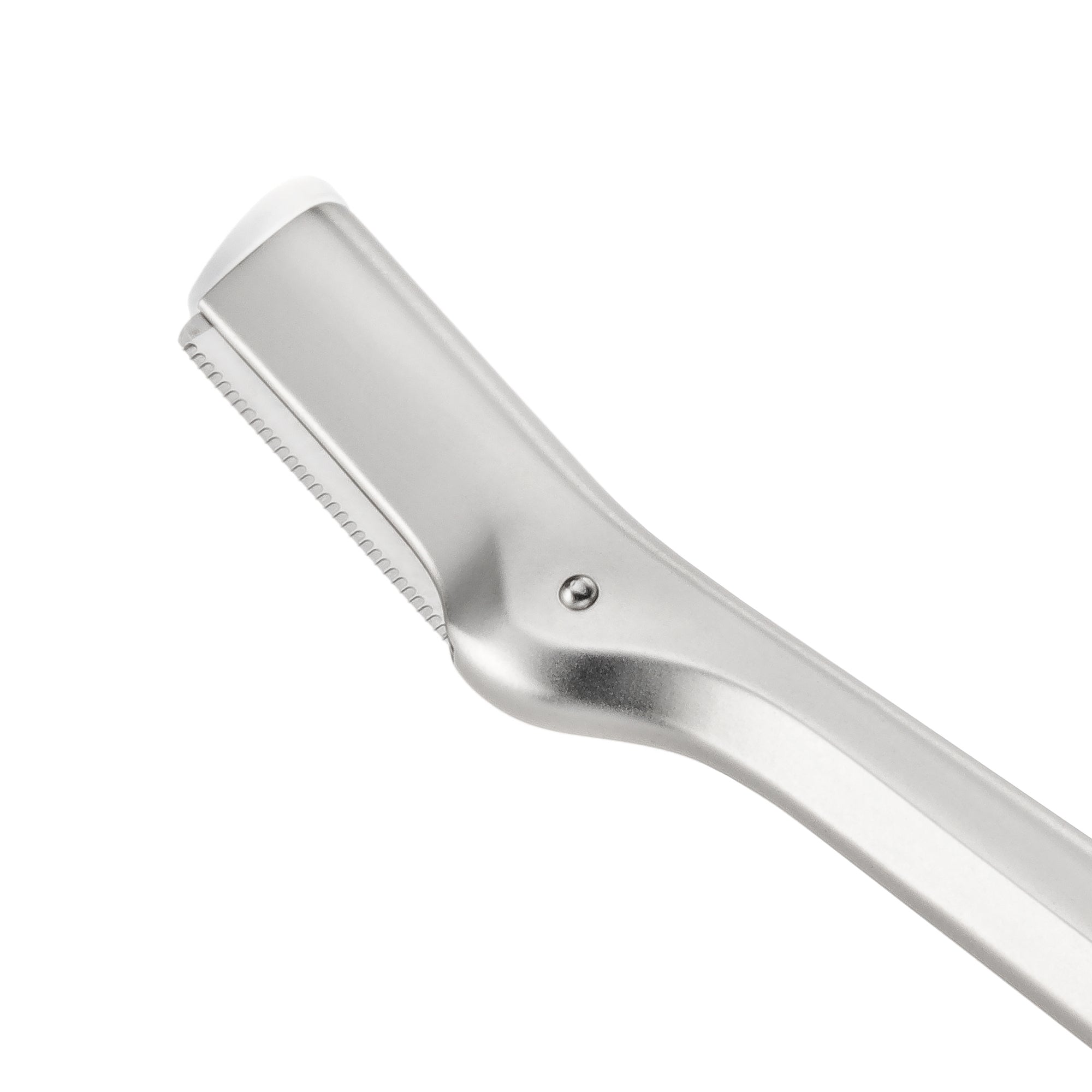 Nahaufnahme der Klinge eines TWEEZERMAN Augenbrauenrasierers in silber aus rostfreiem Edelstahl mit scharfen und robusten Klingen.
