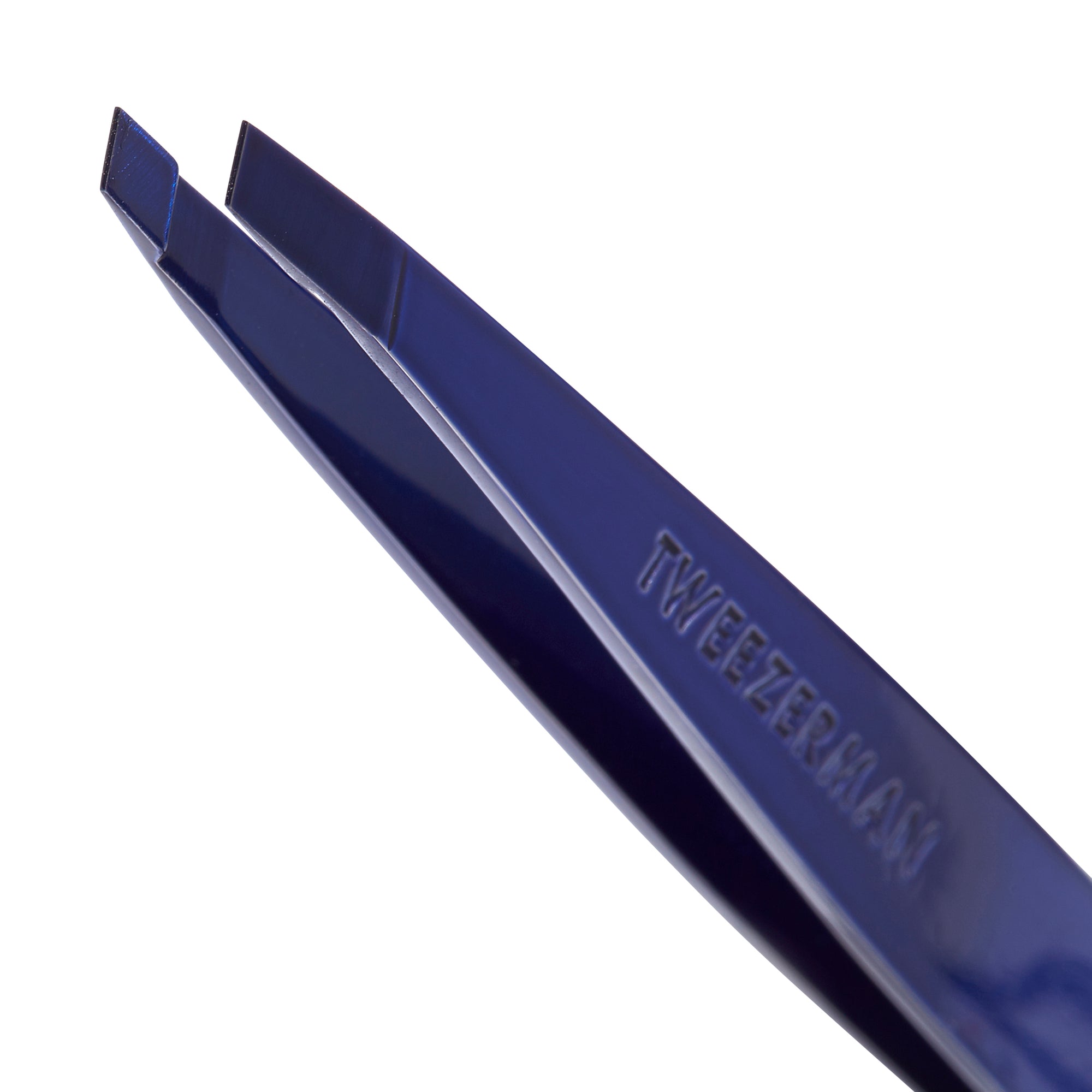 Nahaufnahme der Spitzen einer TWEEZERMAN schrägen Pinzette in der Farbe Cobalt Blue.