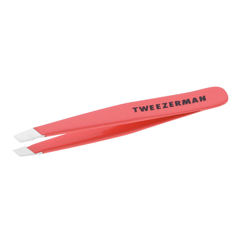 TWEEZERMAN Mini schräge Pinzette in geranium aus rostfreiem Edelstahl mit handgeschliffenen Spitzen.