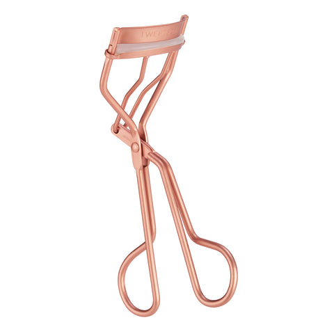 Seitenansicht einer TWEEZERMAN klassichen Wimpernzange in der Farbe rose gold.