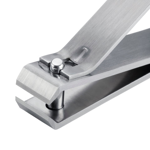 Nahaufnahme der großen Öffnung eines TWEEZERMAN Zehnagelknipsers in silber aus rostfreiem Edelstahl.