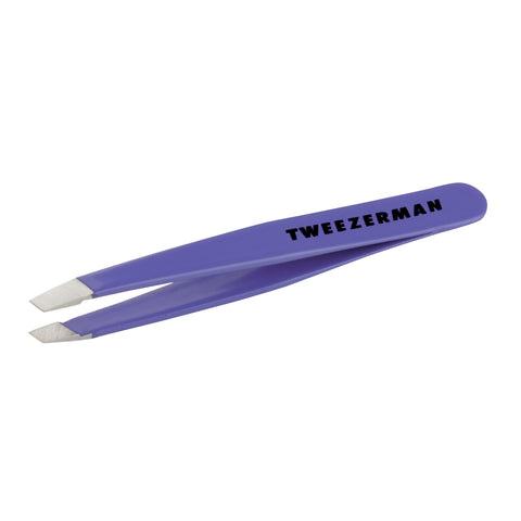 TWEEZERMAN Mini schräge Pinzette in lila aus rostfreiem Edelstahl mit handgeschliffenen Spitzen.