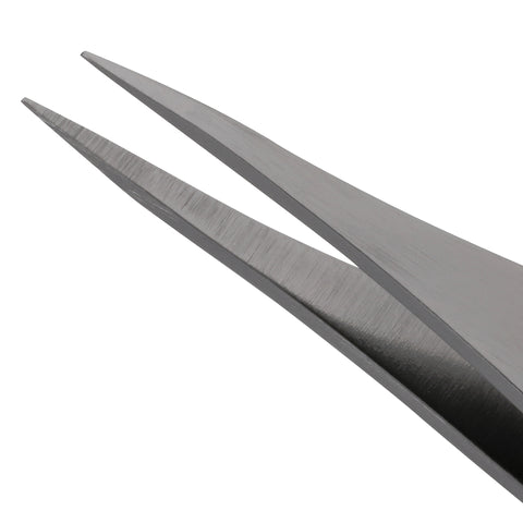 Nahaufnahme der Spitze einer TWEEZERMAN spitzen Pinzette in schwarz aus rostfreiem Edelstahl.