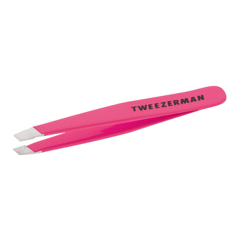 TWEEZERMAN Mini schräge Pinzette in neon pink aus rostfreiem Edelstahl mit handgeschliffenen Spitzen.