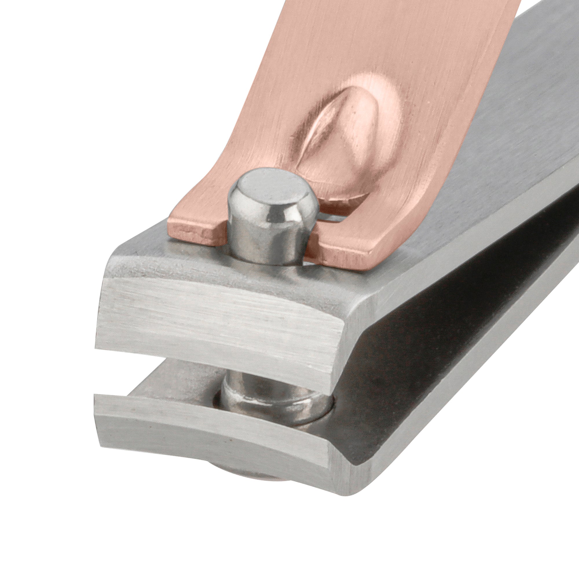 Nahaufnahme der gebogenen Schneiden des TWEEZERMAN Fingernagelknipsers in Rose Gold aus rostfreiem Edelstahl.