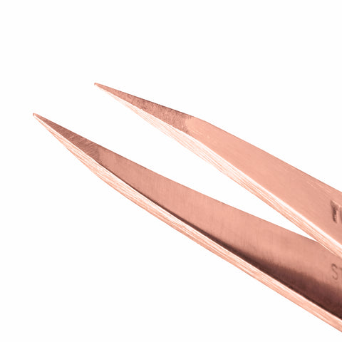 Nahaufnahme der Spitzen einer TWEEZERMAN spitzen Pinzette in rose gold aus rostfreiem Edelstahl.