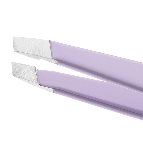 Nahaufnahme der Spitzen einer TWEEZERMAN Mini schrägen Pinzette in lavender aus rostfreiem Edelstahl mit handgeschliffenen Spitzen.