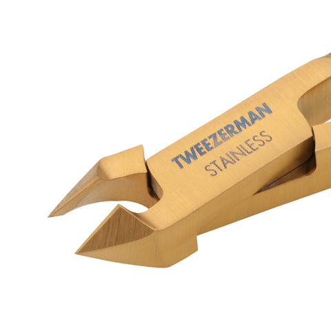 Nahaufnahmen der Schneide einer TWEEZERMAN Ultra Precision Nagelhautzange in gold aus rostfreiem Edelstahl.