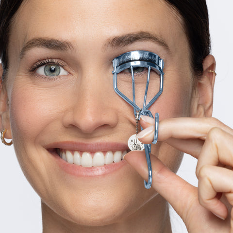 Anwendung der TWEEZERMAN Wimpernzange aus der Disney Princess Kollektion am rechten Auge.