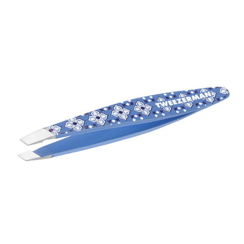 TWEEZERMAN Mini schräge Pinzette in blau aus rostfreiem Edelstahl mit handgeschliffenen Spitzen und ausgefallenem Muster.