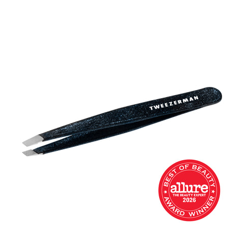 TWEEZERMAN schräge Pinzette in schwarz aus rostfreiem Edelstahl mit handgeschliffenen Spitzen.