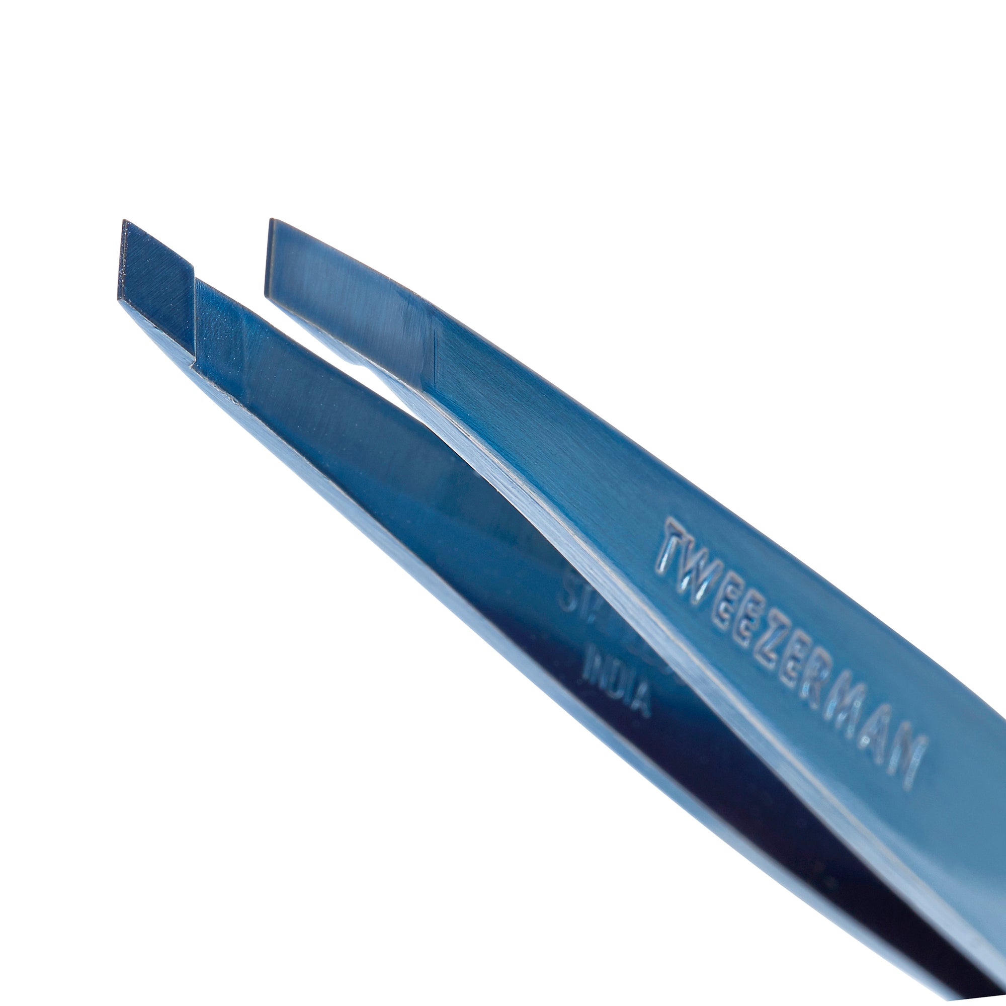 Nahaufnahme der Spitzen einer TWEEZERMAN schrägen Pinzette in blau aus rostfreiem Edelstahl.