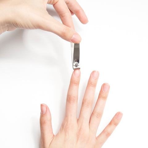 Anwendung des TWEEZERMAN Nagelknipsers mit der linken Hand am rechten Zeigefinger