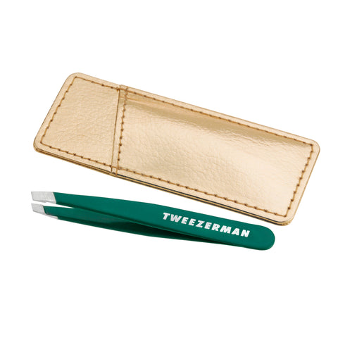 TWEEZERMAN Mini schräge Pinzette in grün aus rostfreiem Edelstahl mit goldenen Etui.