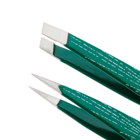 Nahaufnahme der TWEEZERMAN spitzen und schrägen Pinzetten in grün aus rostfreiem Edelstahl mit handgeschliffenen Spitzen.