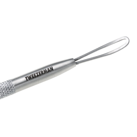 Nahaufnahme der großen Schlaufe eines TWEEZERMAN Mitesserentferners in silber aus rostfreiem Edelstahl.