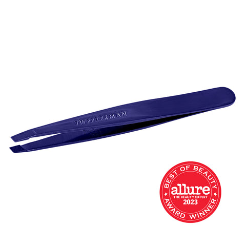 TWEEZERMAN schräge Pinzette der Farbe Cobalt Blue, durchgehend bis zur Pinzettenspitze und handgeschliffenen Spitzen.