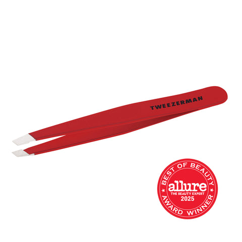 TWEEZERMAN schräge Pinzette in rot aus rostfreiem Edelstahl mit handgeschliffenen Spitzen.