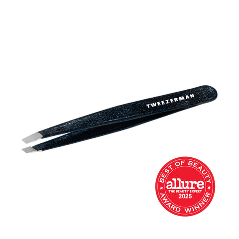 TWEEZERMAN schräge Pinzette in schwarz aus rostfreiem Edelstahl mit handgeschliffenen Spitzen.