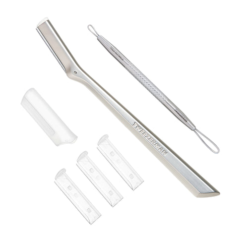 TWEEZERMAN Geschenkset mit dem Gesichtshaarrasierer und Mitesserentferner in silber aus rostfreiem Edelstahl, mit 4 Ersatzklingen.