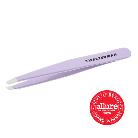 TWEEZERMAN schräge Pinzette in lavender aus rostfreiem Edelstahl mit handgeschliffenen Spitzen.