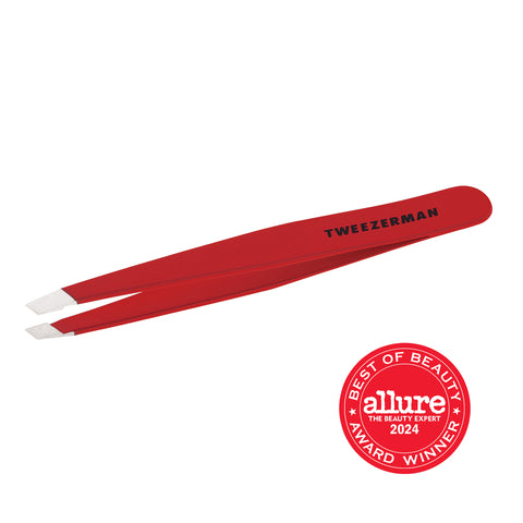 TWEEZERMAN schräge Pinzette in rot aus rostfreiem Edelstahl mit handgeschliffenen Spitzen.