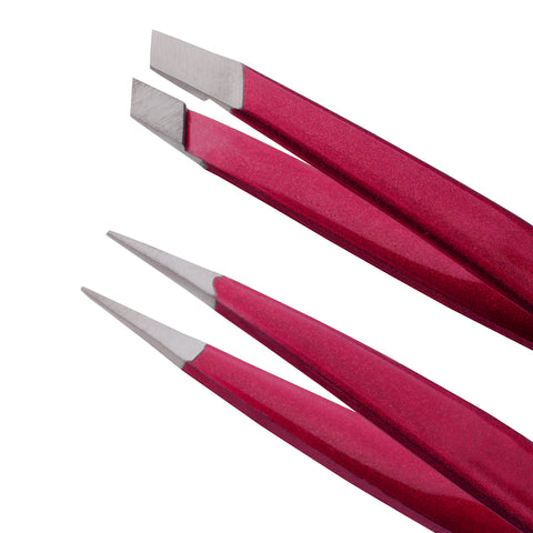 Nahaufnahmen der TWEEZERMAN Mini spitzen und schrägen Pinzetten in fuchsia aus rostfreiem Edelstahl mit handgeschliffenen Spitzen.