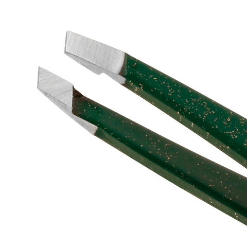 Nahaufnahmen der Spitze einer TWEEZERMAN Mini schrägen Pinzette aus rostfreiem Edelstahl in grün.