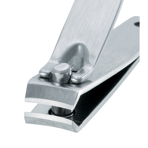 Nahaufnahme der Schneiden eines TWEEZERMAN Nagelknipsers in silber aus rostfreiem Edelstahl.