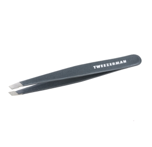 TWEEZERMAN schräge Pinzette in dunkelblau aus rostfreiem Edelstahl mit handgeschliffenen Spitzen.
