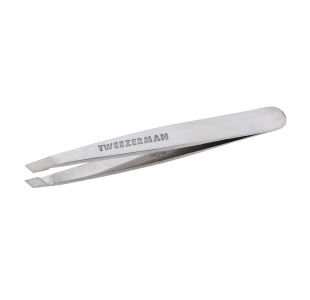 TWEEZERMAN Mini schräge Pinzette in silber aus rostfreiem Edelstahl mit handgeschliffenen Spitzen.