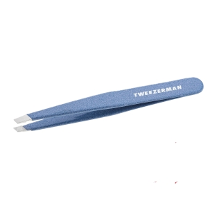TWEEZERMAN schräge Pinzette in blau aus rostfreiem Edelstahl mit handgeschliffenen Spitzen.