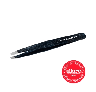TWEEZERMAN schräge Pinzette in schwarz aus rostfreiem Edelstahl mit handgeschliffenen Spitzen.