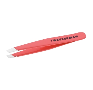 TWEEZERMAN Mini schräge Pinzette in geranium aus rostfreiem Edelstahl mit handgeschliffenen Spitzen.